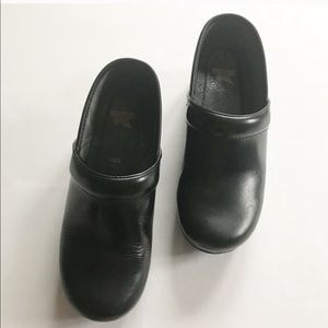 Black dansko clogs
